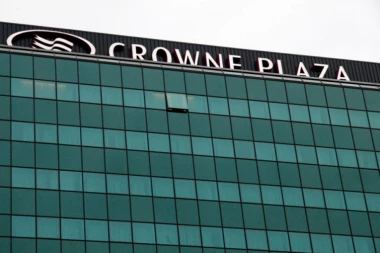 ZATVOR ZA PIŠTOLJ NA KROVU KRAUN PLAZE: Članovi klanova u hotelu planirali krivična dela?!