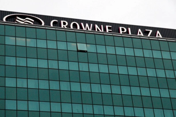 ZATVOR ZA PIŠTOLJ NA KROVU KRAUN PLAZE: Članovi klanova u hotelu planirali krivična dela?!