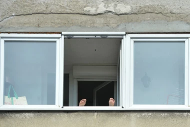 "ČUVARKE" KUPOVALE BUREK KADA JE DEČAK PAO SA TREĆEG SPRATA I POGINUO! Jezivi detalji nesreće u Bečeju!