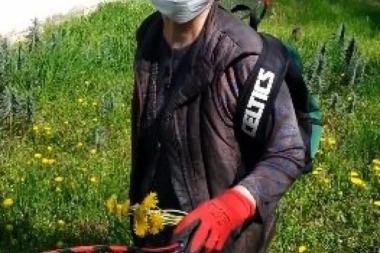 (VIDEO) Baka prešla igricu, motajte kablove! Penzionerka sa reketom na leđima pod OVIM izgovorom napustila karantin!