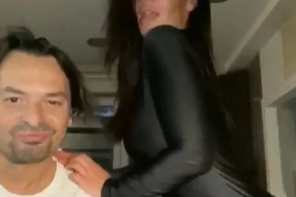 (VIDEO) SKANDALOZAN SNIMAK ZGROZIO JAVNOST: Poznati producent udara Dušicu Grabović po zadnjici, DEGUTANTNO!