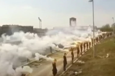 (VIDEO) "Gore na nebu,armija prava"... Bakljada i pesma "Grobara" na oproštaju od navijača koji je preminuo od korone!