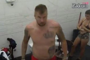 (VIDEO) UHVAĆENI! Skrivali se čaršavima dok Marinkovićeva SKIDA GAĆE: Maja i Janjuš završili u kupatilu!