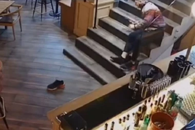 (VIDEO) Prosuo se i ostao bez patike: Pogledajte urnebesan pad Slobe Radanovića u restoranu!