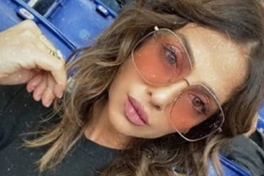 (FOTO) UPOMOĆ, MAJKA ME SRAMOTI! Fudbaler Rome se stidi svoje mame zbog njenih obnaženih fotografija