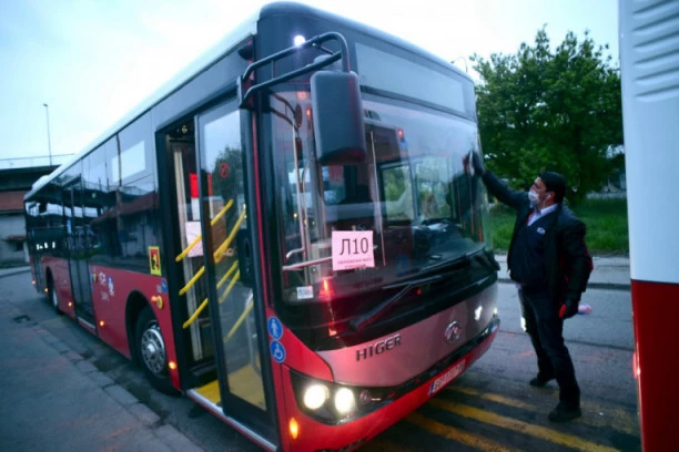 (VIDEO) ŠOK U NOVOM SADU! Podivljali mladić razbio staklo na vozilu i psovao!