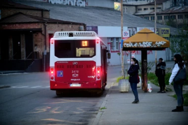 Napadnut vozač na liniji 309! Povređeno mu lice i polomljen zub