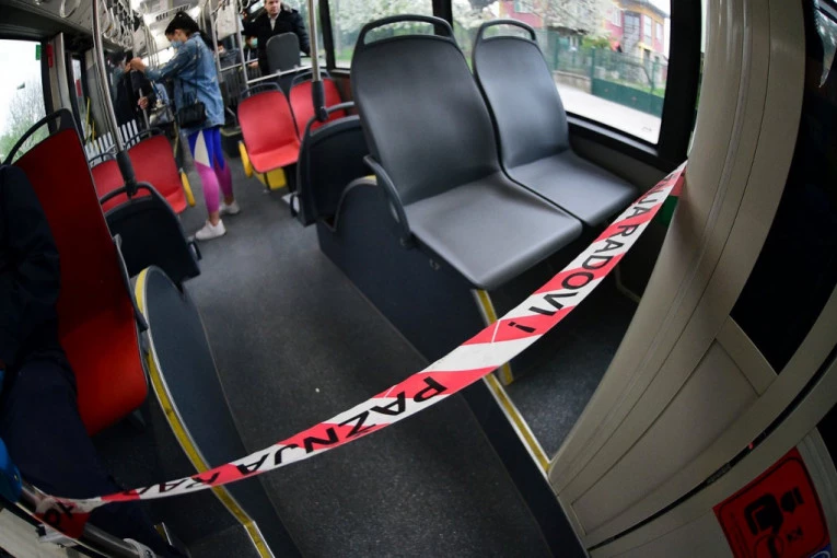 DETALJI HAOSA NA LINIJI 23: Potukle se devojke, vozač zaustavio vozilo da ih razdovji pa i sam DOBIO BATINE