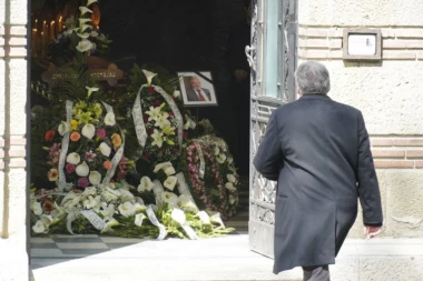 (FOTO) Sahranjen Dragoslav Kosmajac: Porodica i prijatelji ispratili biznismena koji je preminuo od korone