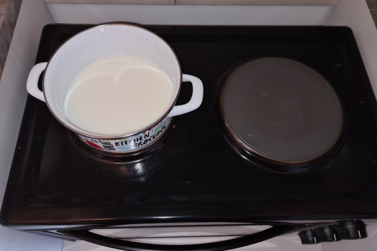 U šerpu, dakle, prvo sipate vodu i mleko