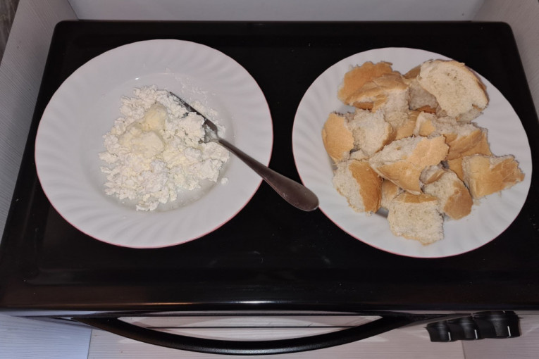 U međuvremenu je izgnječen sir, dodato kajmače i iscepkan hleb