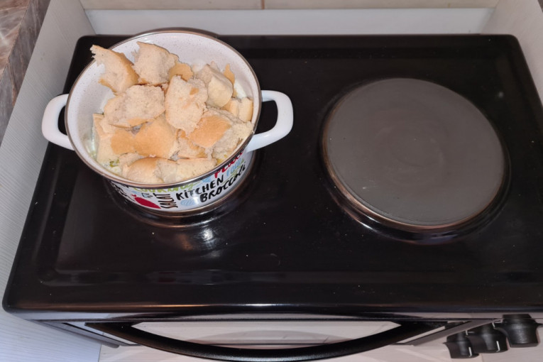 Čim su voda, mleko i ulje počeli da se dižu - smanjio sam vatru i dodao hleb