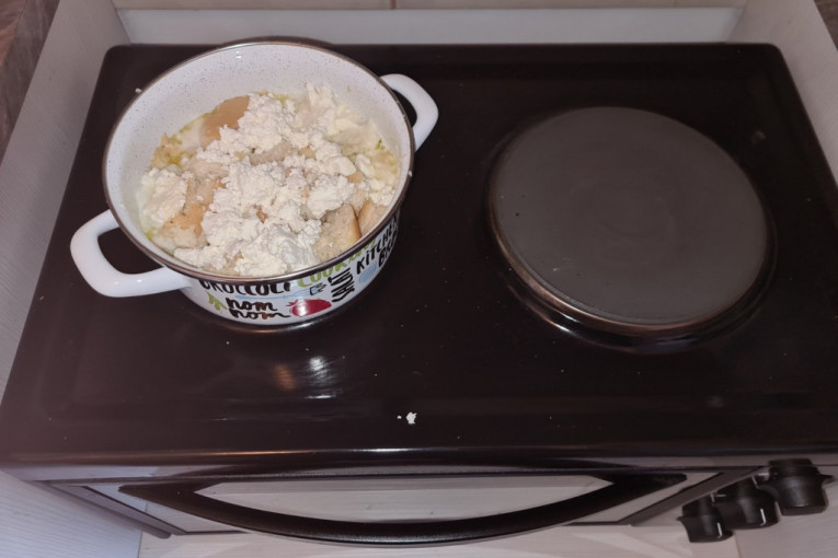 Posle hleba na red su došli sir i kajmak (ih, bre, pade mi komadić sira na šporet)