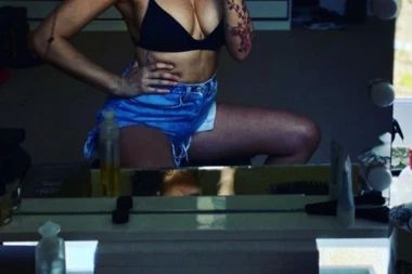 (FOTO) Za nju granice ne postoje: Se*si supruga legendarnog Francuza provocira i u karantinu, od nje se diže temperatura!