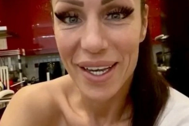 Nedavno je ponovo postala baka: Ljupa Pantović skroz gola na Instagramu, intimne delove prekrila stikerima!