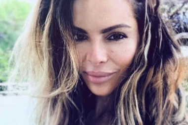 (FOTO) NEODOLJIVO LIČI NA MAJKU I PLENI LEPOTOM: Ovako izgleda ćerka Nikoline Pišek!