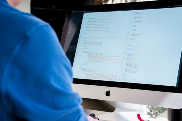 Srednja i visoka škola za IT pored učenja na daljinu imaju i online praksu