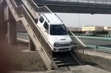 (VIDEO) Izveo nemoguće: Promašio izlaz sa autoputa, pa uradio neverovatnu stvar!