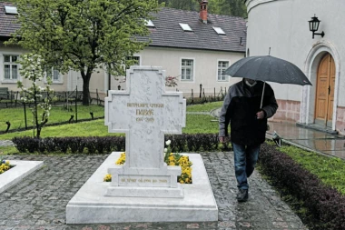 GRAĐANI OBIŠLI GROB OMILJENOG PATRIJARHA: Bio je živi svetac, svetionik za čitav narod