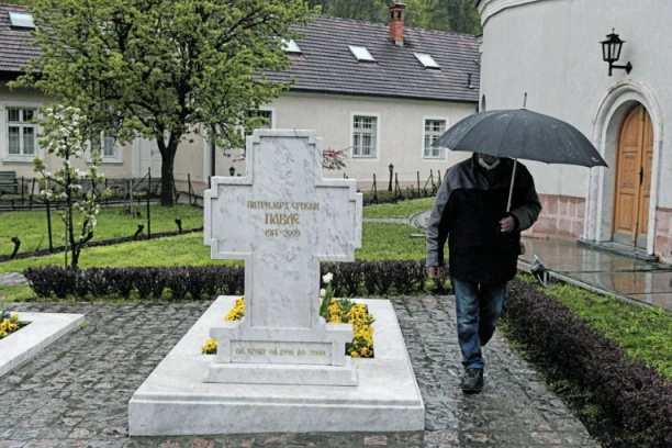 GRAĐANI OBIŠLI GROB OMILJENOG PATRIJARHA: Bio je živi svetac, svetionik za čitav narod