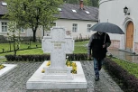 GRAĐANI OBIŠLI GROB OMILJENOG PATRIJARHA: Bio je živi svetac, svetionik za čitav narod