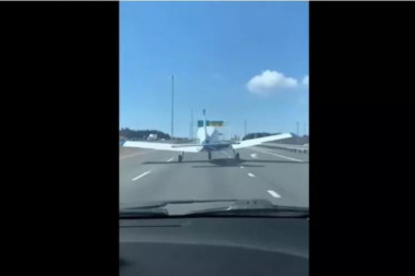 (VIDEO) Vozači u šoku: Pokvareni avion sleteo pravo na auto-put!