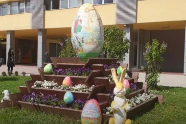 (VIDEO) Golijat među jajima: Ono je najveće u Srbiji