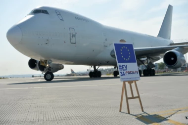 (FOTO) Stigao još jedan avion sa medicinskom opremom!