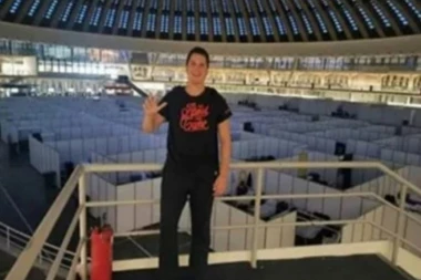 PRVA FOTOGRAFIJA DANILA VUČIĆA SA SAJMA! Osmeh na licu, tri prsta i poruka "PORAZ NIJE OPCIJA!"