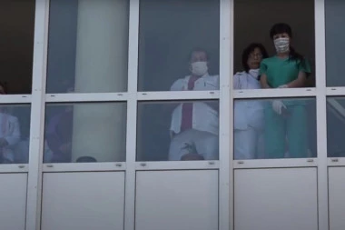 (VIDEO) Da se naježiš: Radnici KBC u Severnoj Mitrovici odali poštu Miodragu Laziću