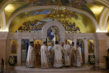 Zaražen vladika koji je služio vaskršnju liturgiju u Hramu Svetog Save: Patrijarh Irinej podvrgnut testiranju!