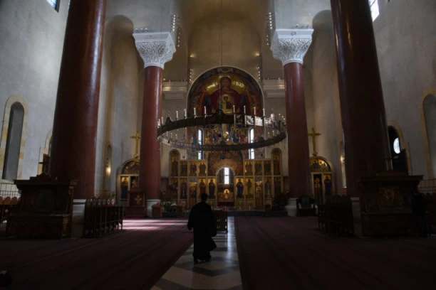 (FOTO) LITURGIJA BEZ VERNIKA, VASKRS U SRCU: Hristos Vaskrse!