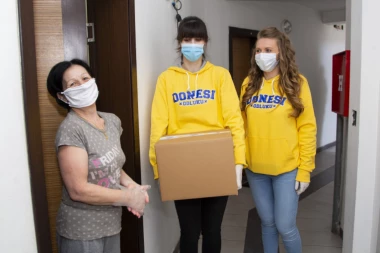 Mozzart uoči Uskrsa uručio pakete pomoći najugroženijim Kruševljanima
