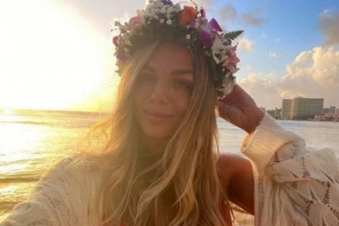 (VIDEO) Se*si Ruskinja zapalila Instagram: Simulirala plivanje na suvom u provokativnom izdanju!