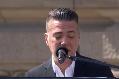 (FOTO) ŽELJKO JOKSIMOVIĆ ODRŽAO SPEKTAKULARAN KONCERT ISPRED SKUPŠTINE: Pevač oduševio sve i poslao moćnu poruku!