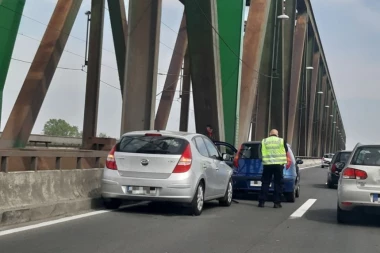 LANČANI SUDAR NA PANČEVAČKOM MOSTU: Četiri vozila se zakucala jedno u drugo, saobraćaj u ZASTOJU!