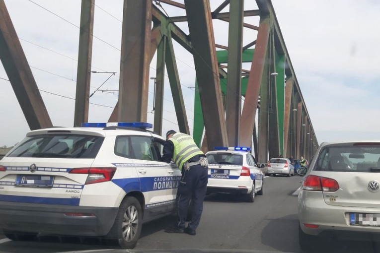 TEŠKA SAOBRAĆAJKA NA PANČEVCU: Kamion sa dve osobe sleteo sa mosta, prikolica ostala na kolovozu