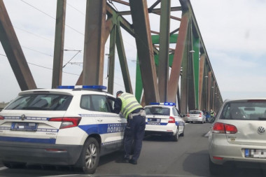 POLICIJA ODREAGOVALA U POSLEDNJEM TRENUTKU! Sprečeno samoubistvo na Pančevakom mostu! Žena pokušala da okonča život skokom u Dunav!