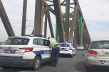 POZNAT IDENTITET STRADALOG PEŠAKA: Od udara automobila pao sa Pančevačkog mosta