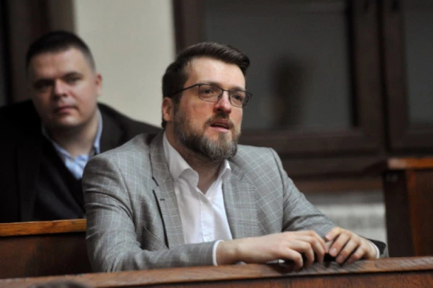 (VIDEO) ANTIVAKSER NOGO PONOVO ŠIRI TEORIJE ZAVERE! Izjavio da je PCR TEST izvorište TRGOVINE ORGANIMA, smehotresno!