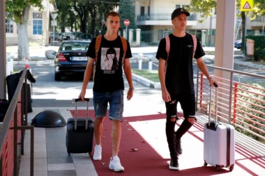 (VIDEO) Braća Ilić i na treningu bez greške: Jedan pimpluje, drugi mu sa bicikla vraća glavom