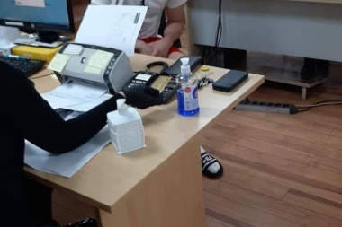 (FOTO) Srpski telegraf uhvatio Jovića na delu: Može li bahatije? U papučama platio 18.700 za kazne!