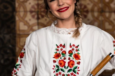 Svira i kolo i džez na fruli: Neda Nikolić, mlada muzičarka osvaja svet!