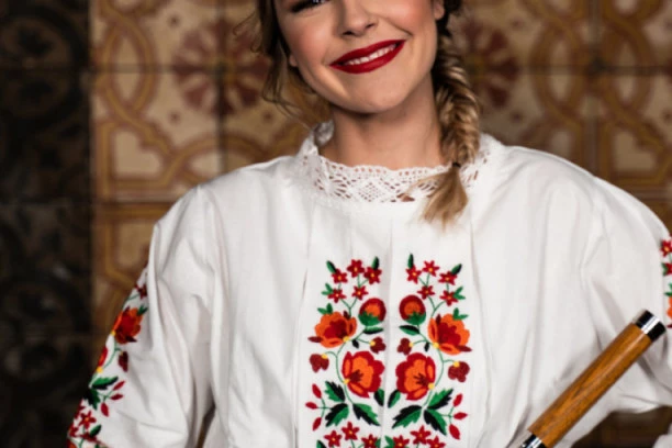 Svira i kolo i džez na fruli: Neda Nikolić, mlada muzičarka osvaja svet!