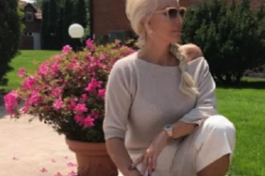 (FOTO) Pozlaćeni nameštaj, veliki bazen i dvorište kao iz bajke: Zavirite u luksuzni dom Lepe Brene na Bežanijskoj kosi!