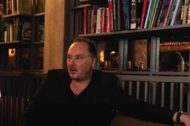 URNEBESNA IMITACIJA STOJE! Knez stavio dve mlekarske flaše u dekolte pa glumio koleginicu! Ovo joj se neće dopasti! (VIDEO)