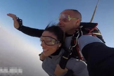 POSLEDNJA PORUKA NIKOME NIJE OTIŠLA: Sandra Afrika skočila iz aviona, ispunila svoju želju ali nije imala kome da se pohvali!