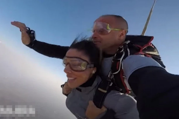 POSLEDNJA PORUKA NIKOME NIJE OTIŠLA: Sandra Afrika skočila iz aviona, ispunila svoju želju ali nije imala kome da se pohvali!