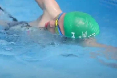 (VIDEO) Državna prvakinja našla način: Trenira plivanje u plasteniku