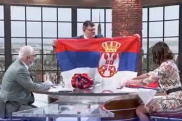 (FOTO, VIDEO) KAKVO IZNENAĐENJE! Goran Vesić, voditelje jutarnjeg programa obradovao SRPSKOM ZASTAVOM!